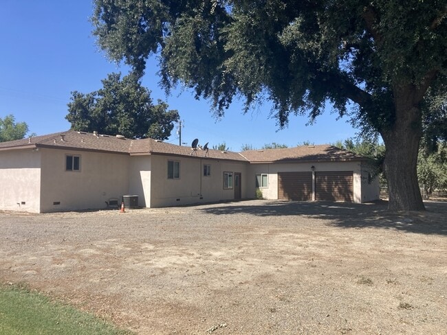 Building Photo - Turlock Country Living 3 Bedroom 2 Bath Home