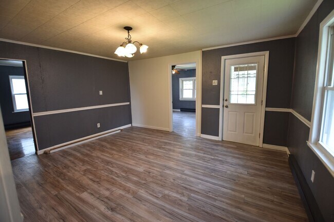Foto del edificio - Three Bedroom Home in Shirley