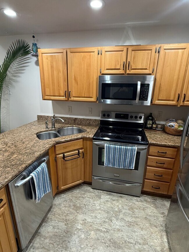 Foto del edificio - Beautiful condo with walk out entry and 2 parking stalls