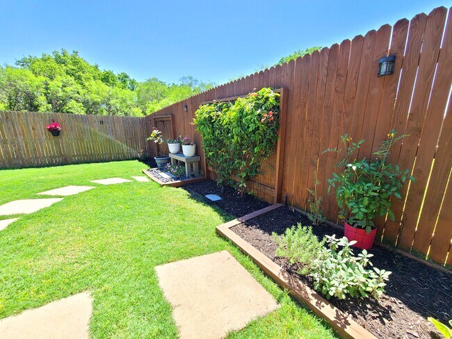 Building Photo - 6601 Ranchito Dr