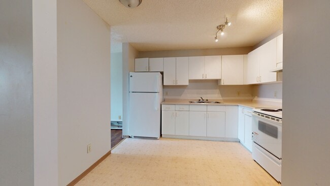 Building Photo - 5117-5144 44 St