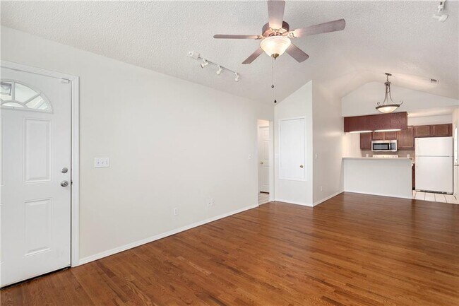 Building Photo - 565 E Evergreen Ln
