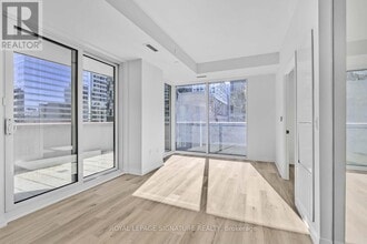 Building Photo - 280 Dundas St W