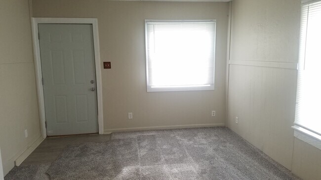 Building Photo - Great garage and fresh updates plus fenced...