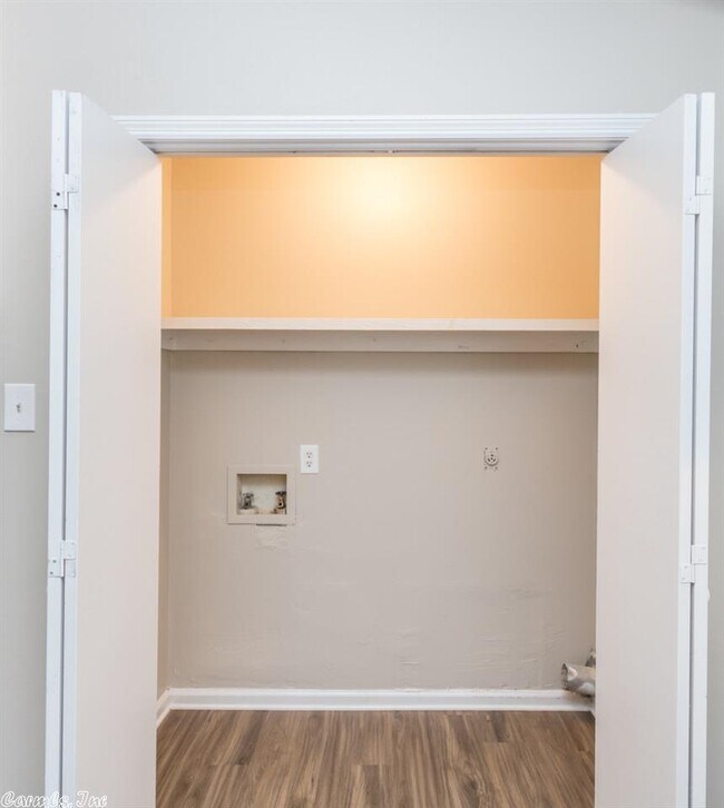 Foto del edificio - 8815 Woodbine Dr