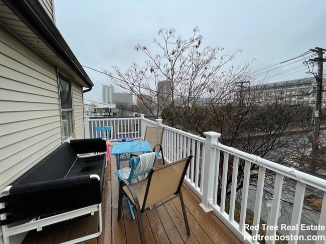 Building Photo - 74 Ashford St