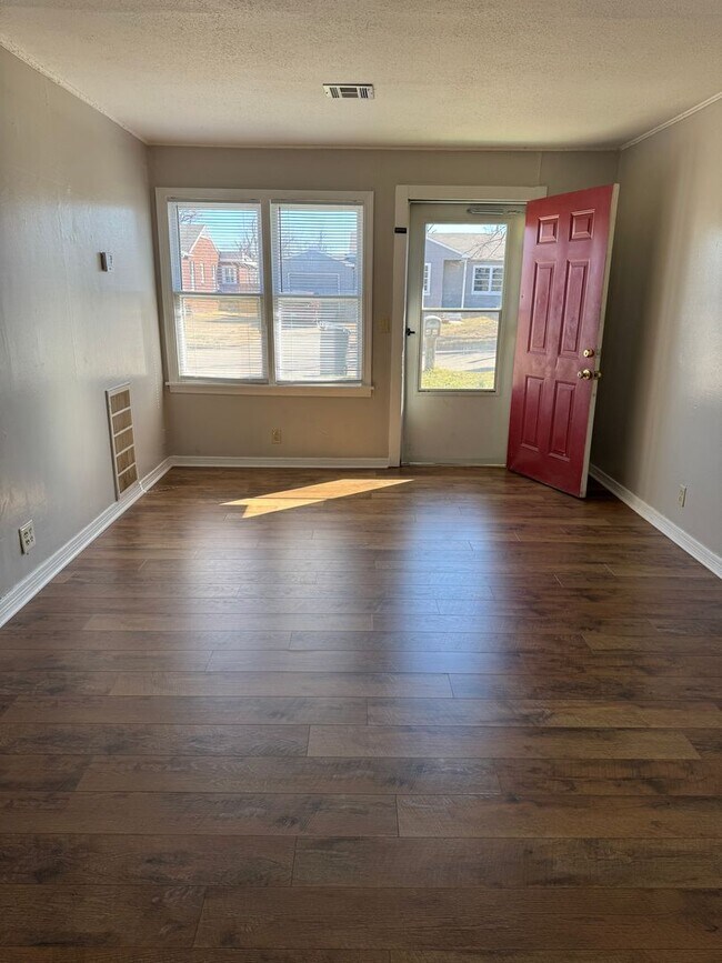 Building Photo - 2235 SE Dewey Ave