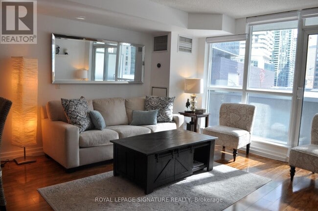 Building Photo - 8 York St