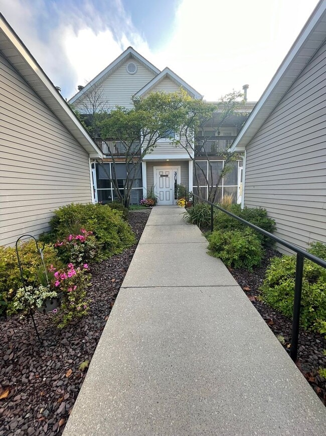 Building Photo - 1610 Oakfield Dr