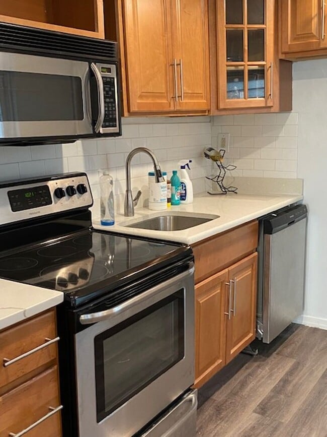 Building Photo - 3-BEDROOM ROWHOME AVAILABLE IN READING