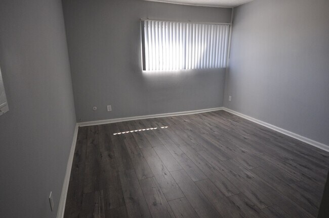 Foto del edificio - 24347 Newhall Ave