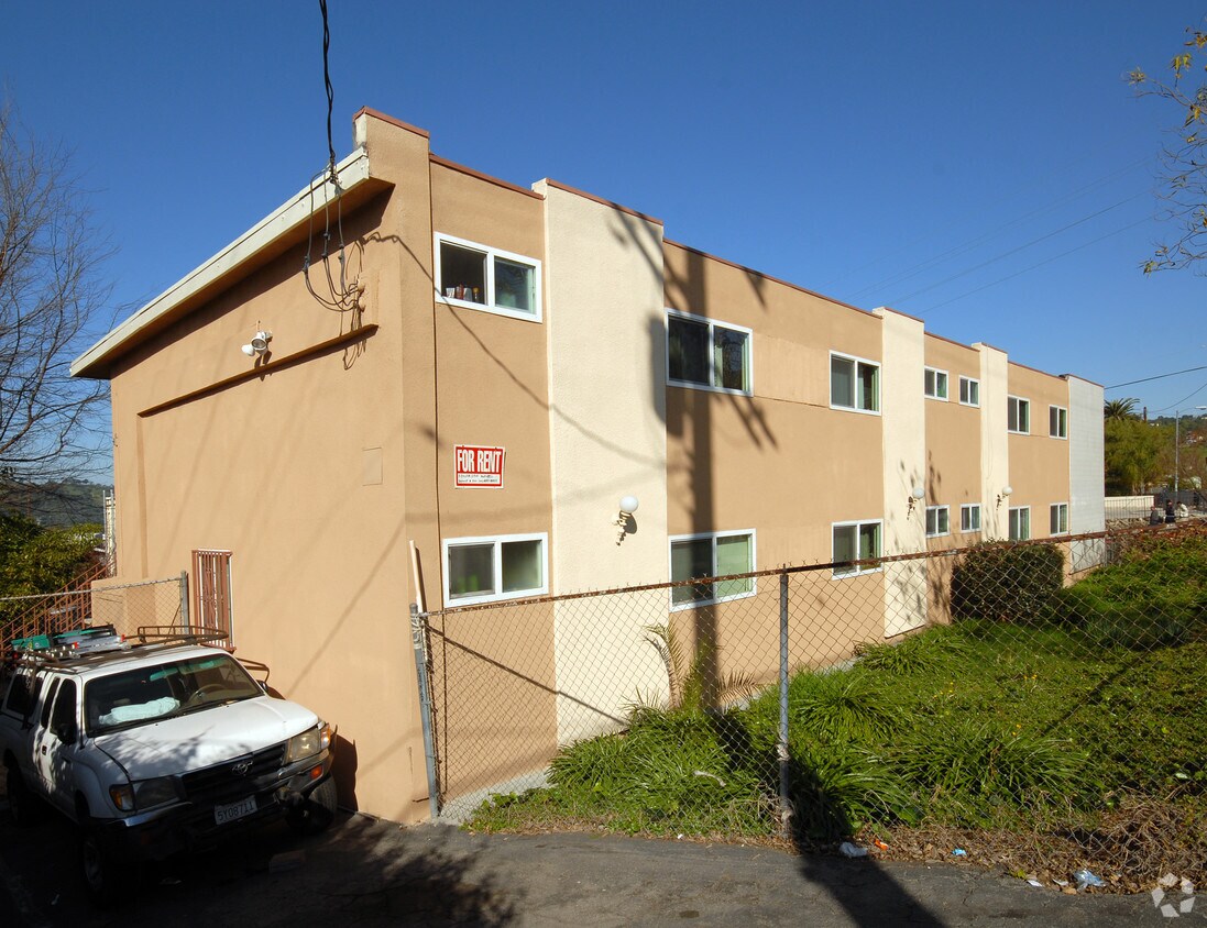 Building Photo - 144 E Avenue 33