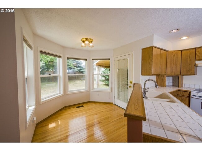 Building Photo - GREAT HOME IN CASCADE PARK. 3 bedrooms, 2 ...