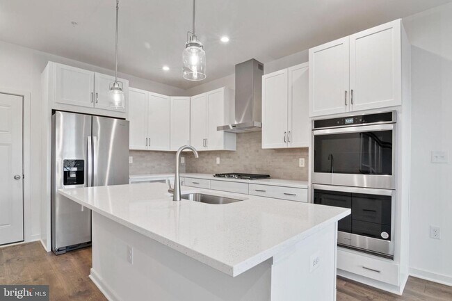 Foto del edificio - This stunning luxury 2-story condo has 3 beds & 2.5 baths with over 1500 sq ft of living space.