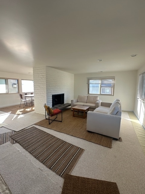 Living & dining room with gas fireplace - 80 Beach Way