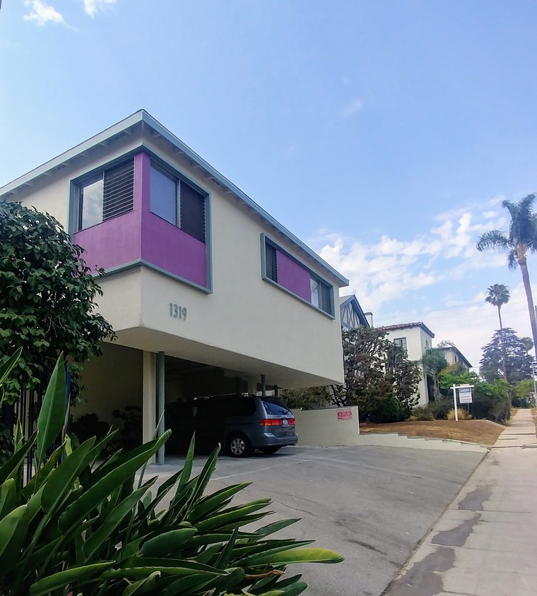 Primary Photo - 1319 Masselin Ave