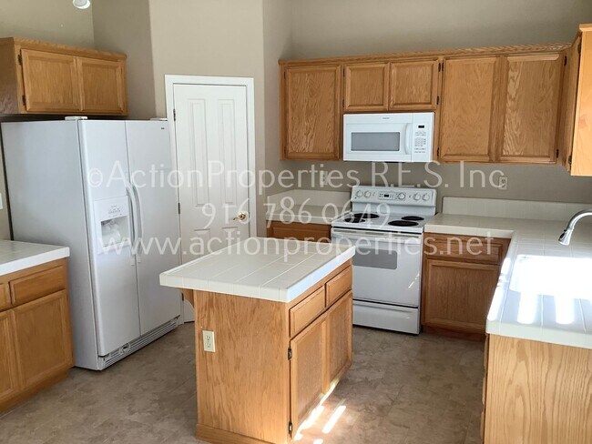 Foto del edificio - Single Story 3 Bedroom  Corner Lot -3 Bedr...