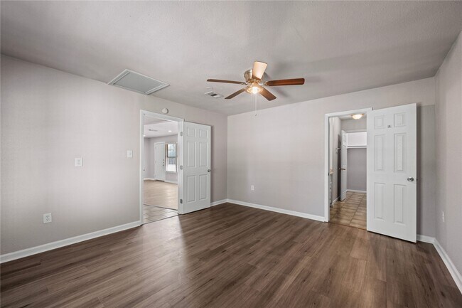 Foto del edificio - 6138 Kenilwood Dr