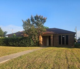 Building Photo - 1402 Sheppard Ln