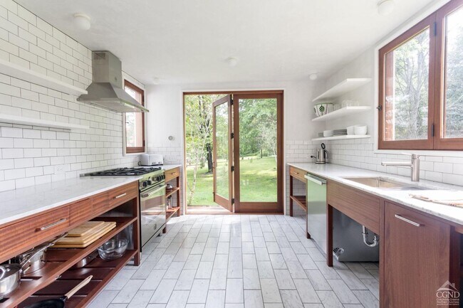 Building Photo - 16 Broadway