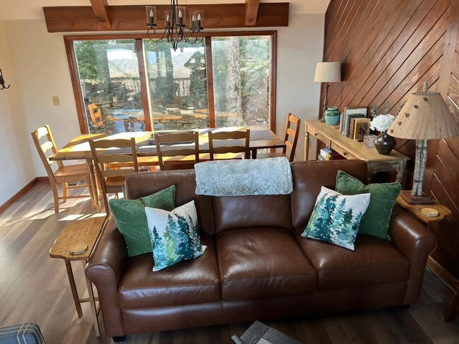 Foto del edificio - 143 Tamarack Rd