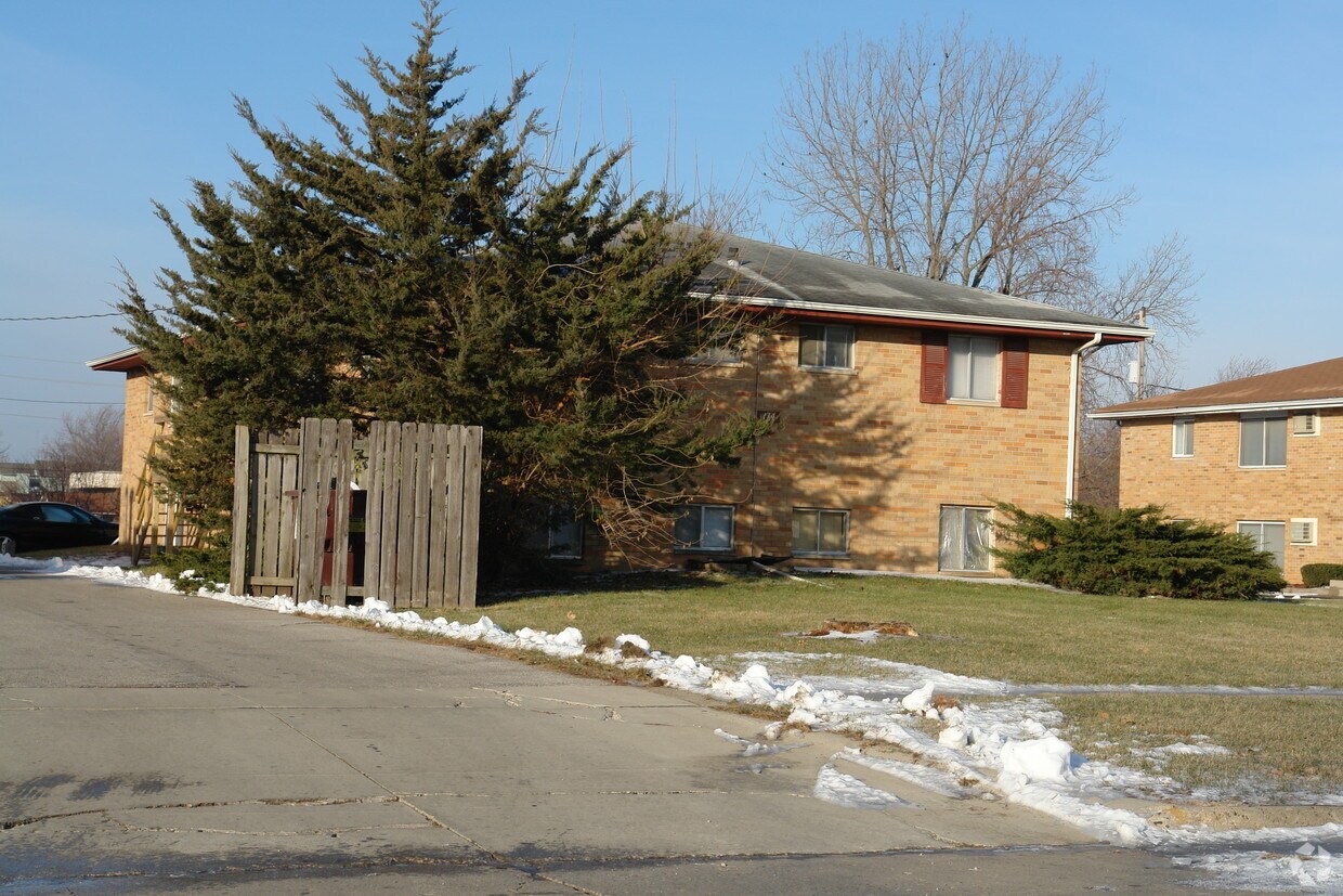 Primary Photo - 114 NW College Ave