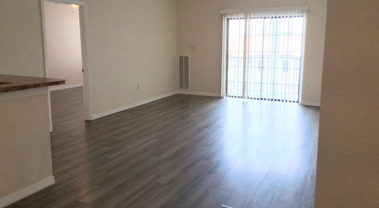 Beautiful 2 bedroom/2 bath condo with a ba... - Beautiful 2 bedroom/2 bath condo with a ba...