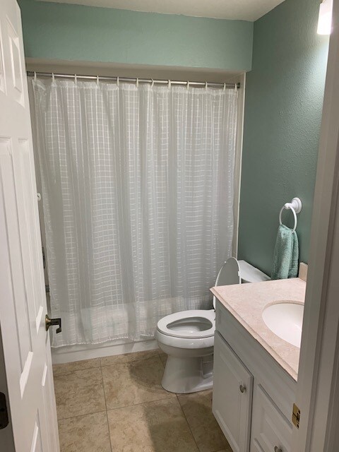 Hall bathroom - 5665 Sheffield Greene Cir