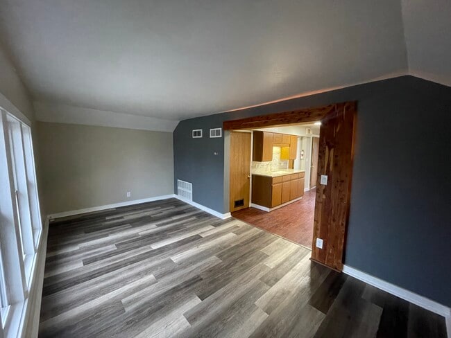 Building Photo - River St