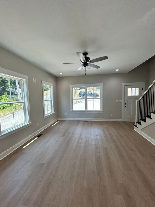 Foto del edificio - 1/2 OFF FRIST FULL MONTHS RENT! Allowing S...