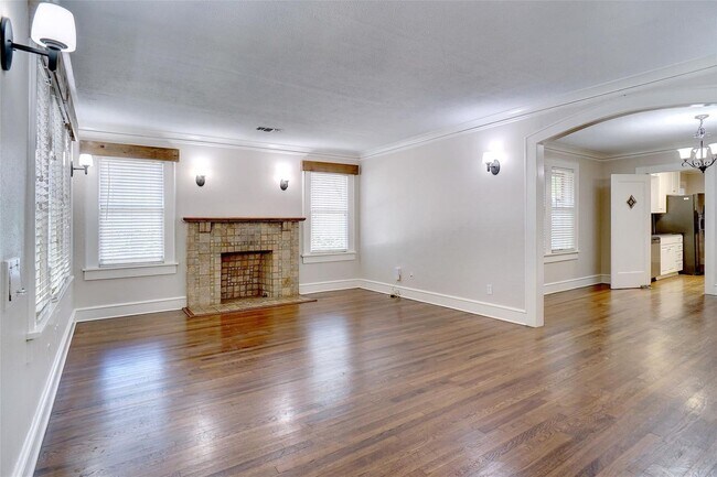 Building Photo - Renting for 2025-2026 Stunning 3 Bedroom 2...