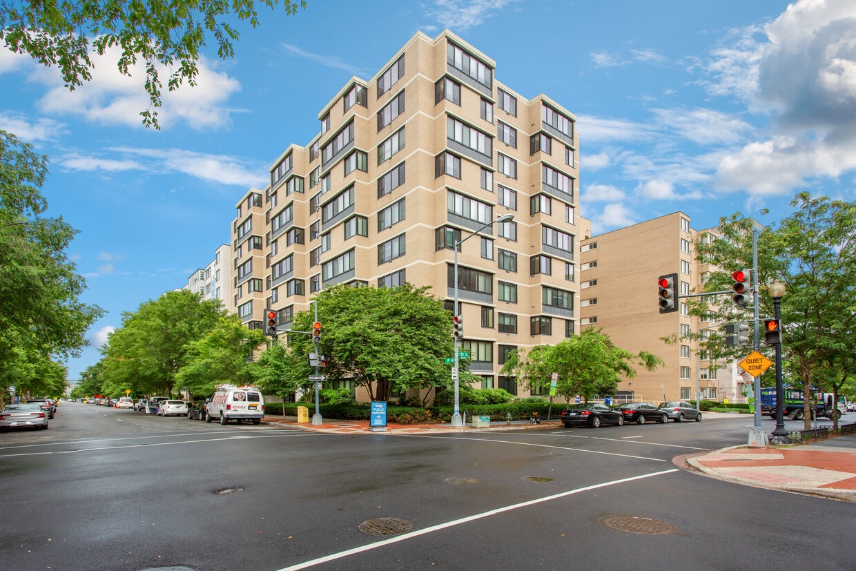 Primary Photo - 2030 F St NW