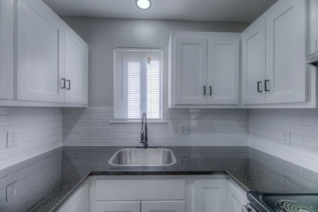 Foto del edificio - Windsor Village Townhomes