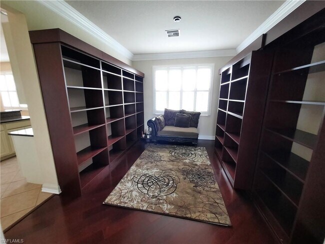 Building Photo - 626 Chemstrand St E