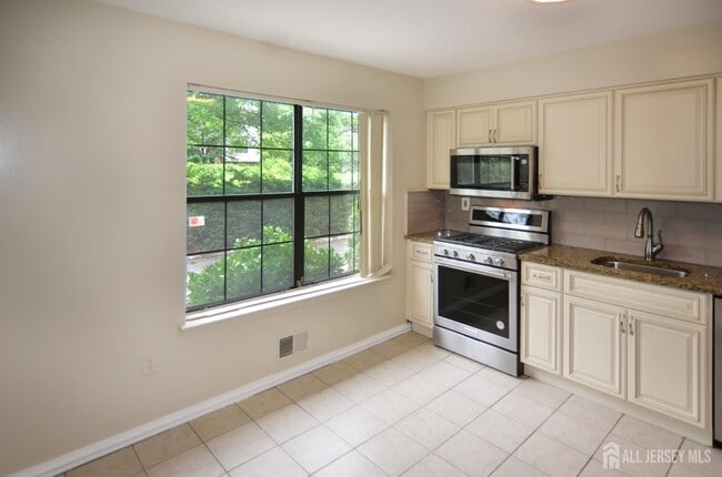 Building Photo - 202 Hidden Village Dr