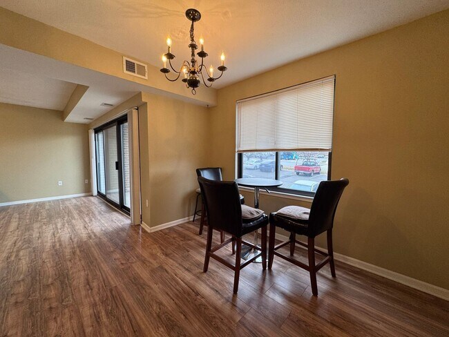 Foto del edificio - Sun-filled 1 Bed 1 Bath Condo With Balcony In Hawthorne Village