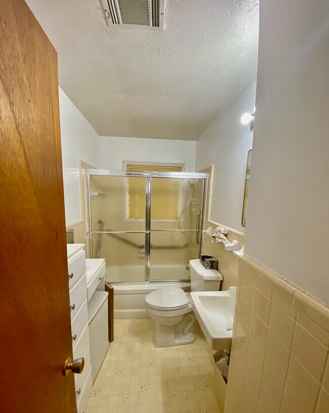 Baño con trastero - 2033 Loyd St
