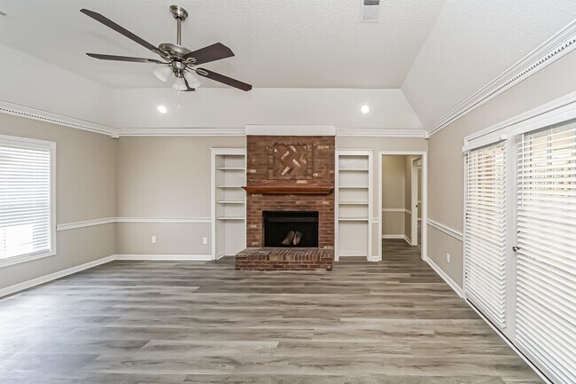 Foto del edificio - 6750 Lake Point Cir