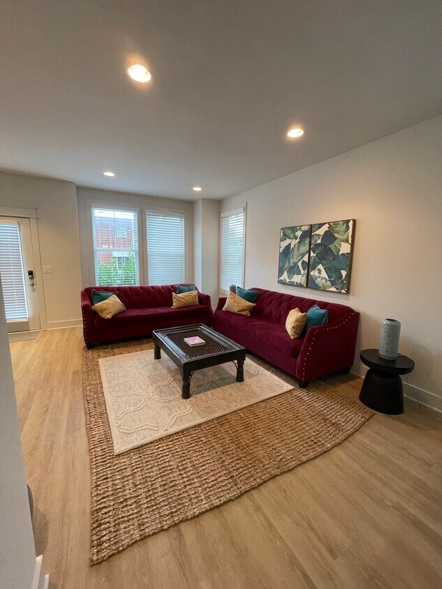 Main living area - 407 High St