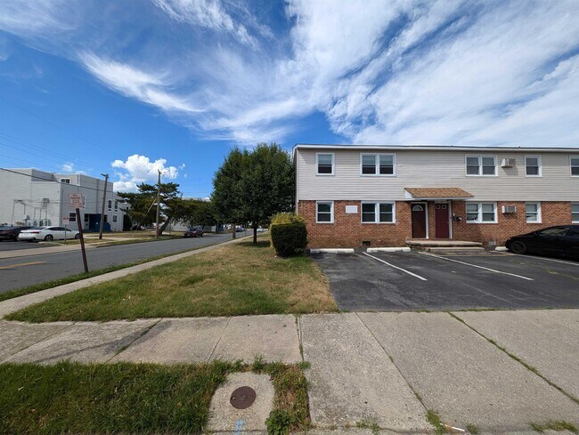 Building Photo - 1935 Columbia Ave