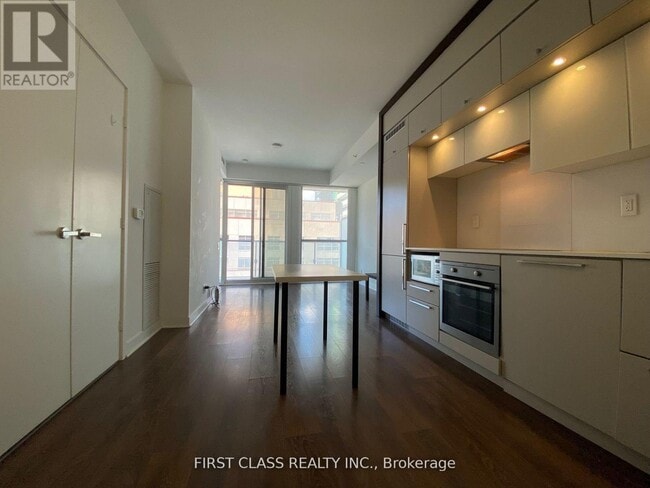 Building Photo - 15 Grenville St