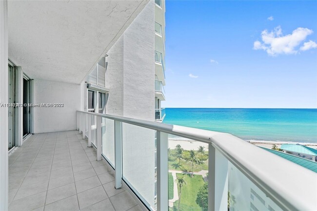 Building Photo - 16485 Collins Ave