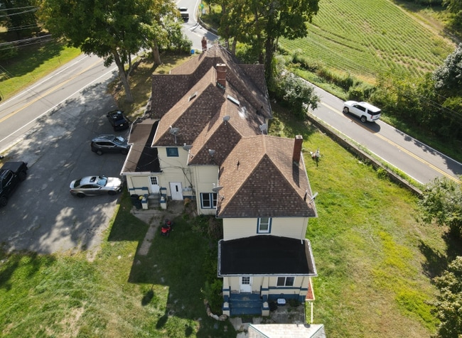 Foto del edificio - 111 Decker Pond Rd