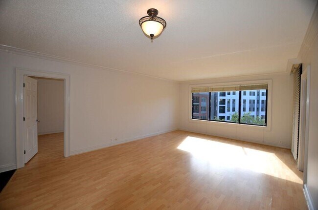Building Photo - 3481 Lakeside Dr NE