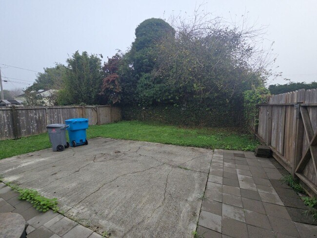 Building Photo - 1BR/1BA house on Henderson St. in Eureka!