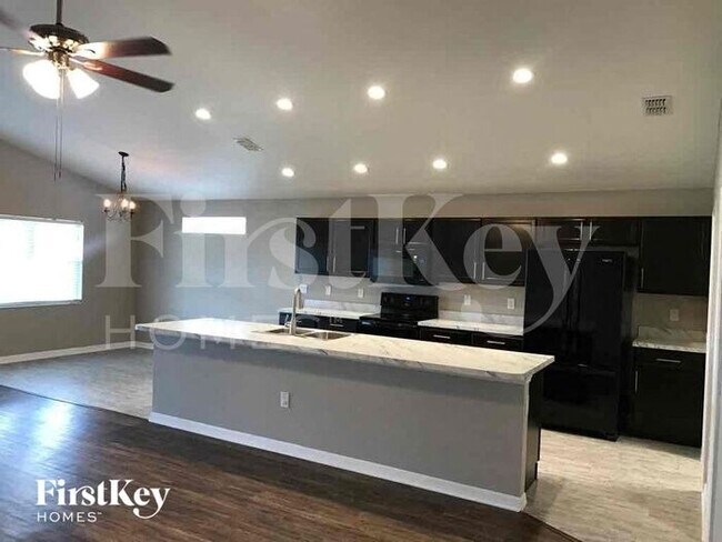 Building Photo - 2600 Sanderling St