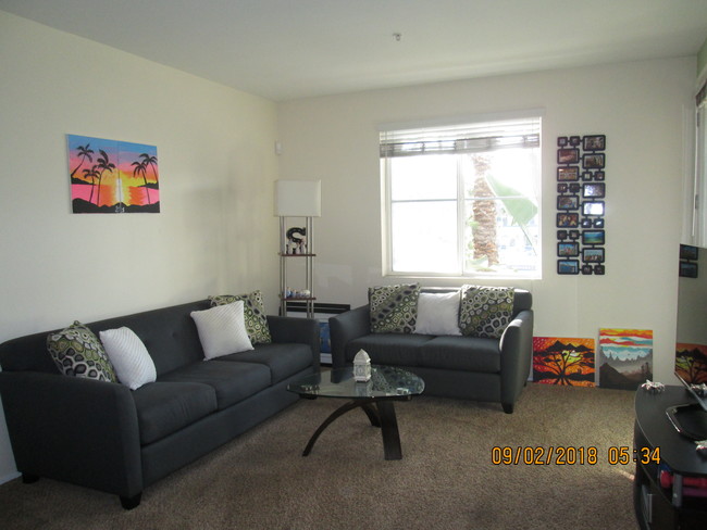 Family room with street view - 1238 Scholarship