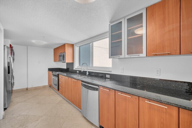 Building Photo - 1800 N Bayshore Dr