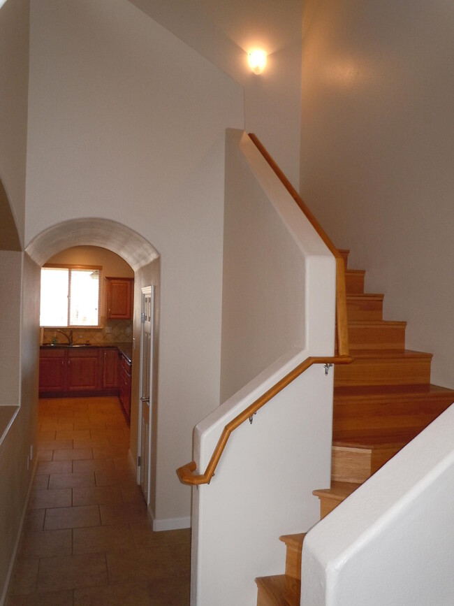 Building Photo - 108 Camino De La Sierra NE