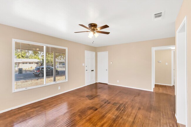Building Photo - 736 Las Palmas Ave